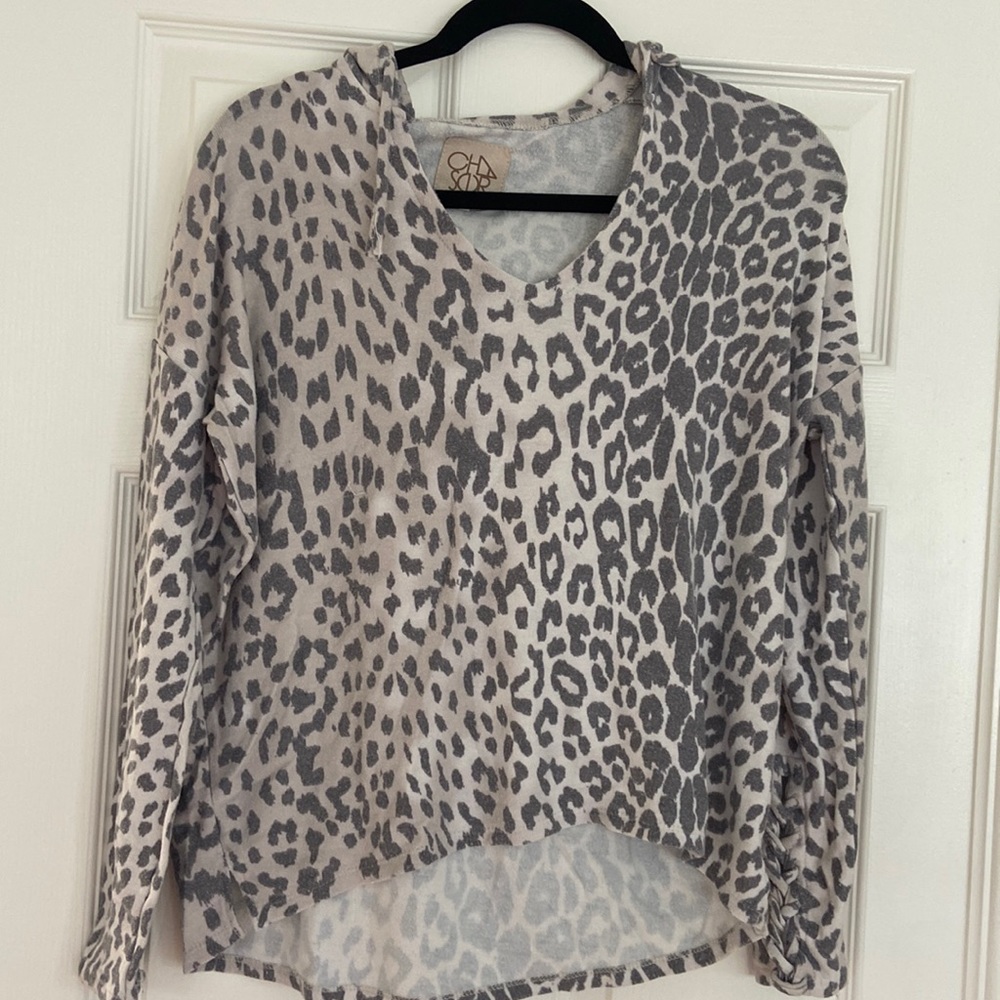 Light sweatshirt with cut neck and braided detail arms. Leopard print. Size S